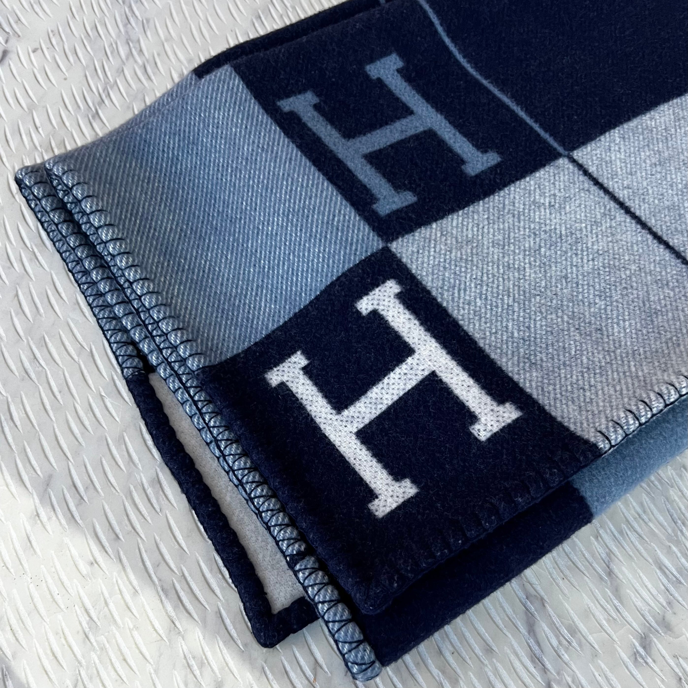 Hermes Avalon III throw blanket